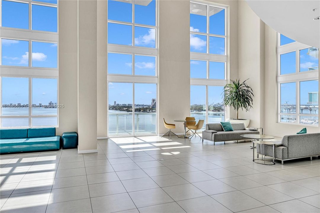 Active With Contract: $398,000 (1 beds, 1 baths, 651 Square Feet)