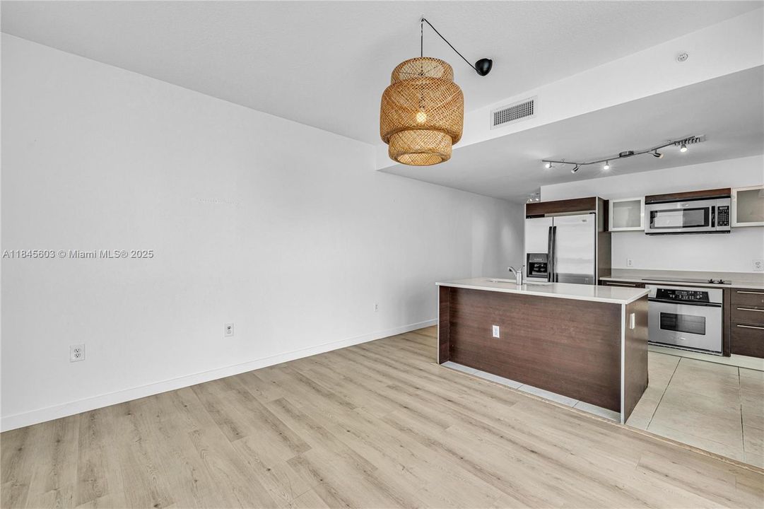 Active With Contract: $398,000 (1 beds, 1 baths, 651 Square Feet)