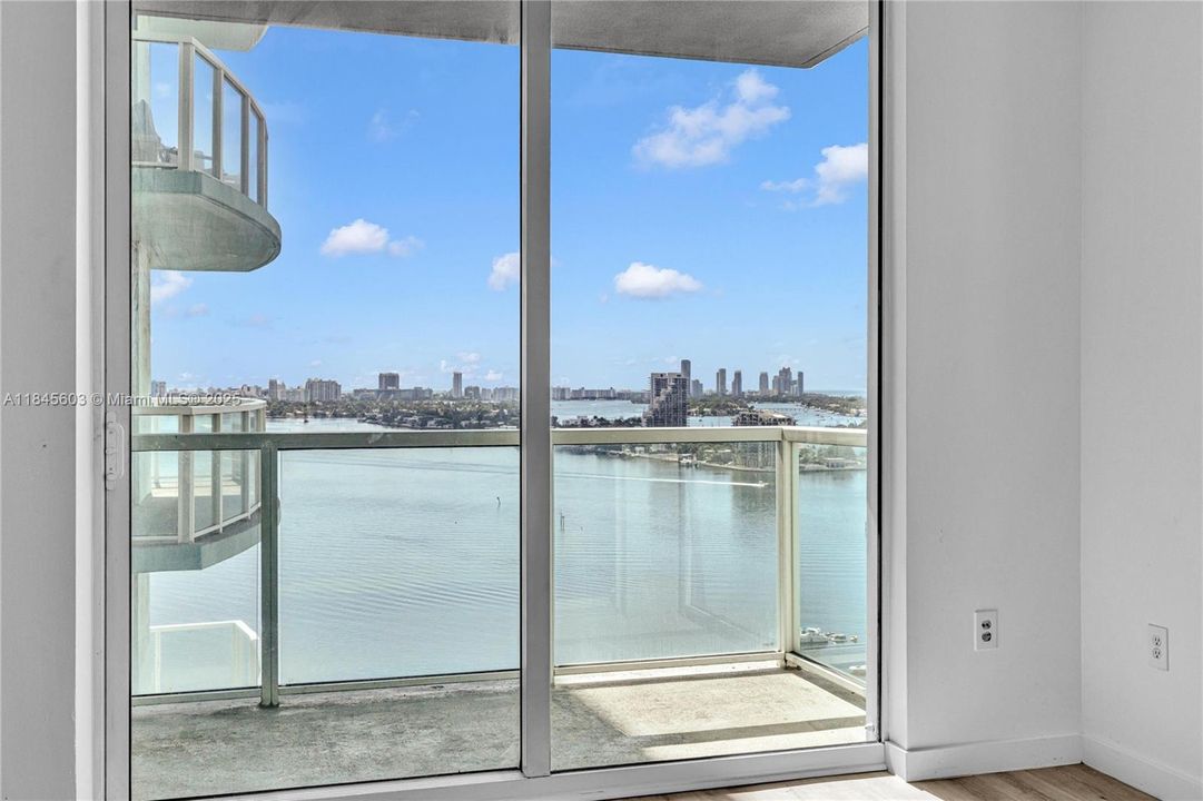 Active With Contract: $398,000 (1 beds, 1 baths, 651 Square Feet)