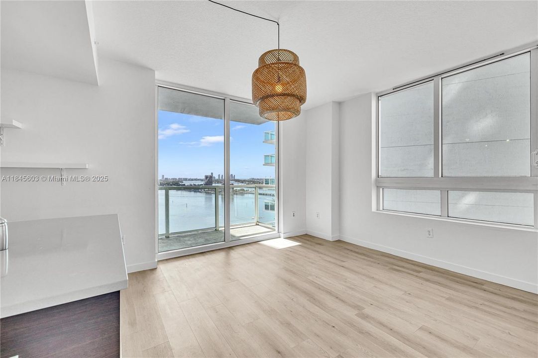 Active With Contract: $398,000 (1 beds, 1 baths, 651 Square Feet)