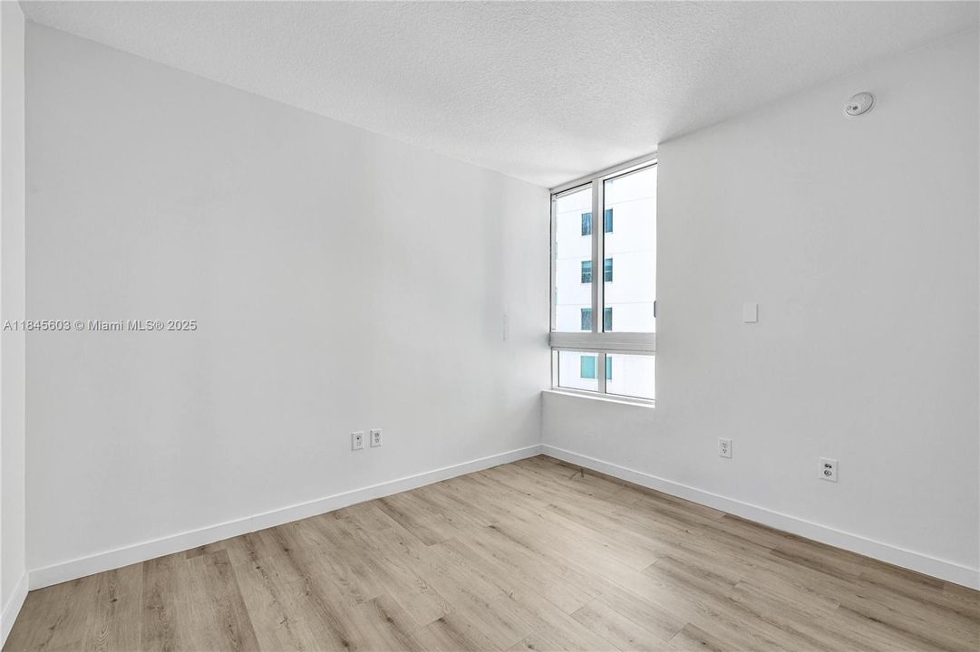 Active With Contract: $398,000 (1 beds, 1 baths, 651 Square Feet)