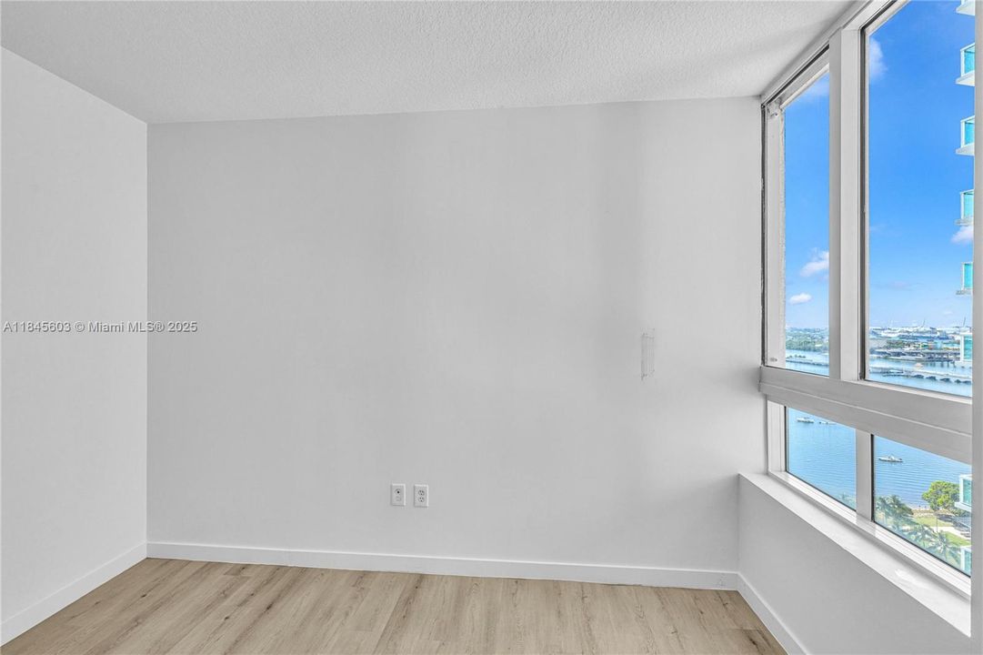 Active With Contract: $398,000 (1 beds, 1 baths, 651 Square Feet)