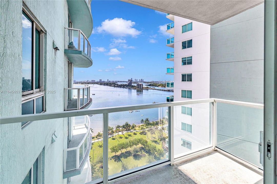 Active With Contract: $398,000 (1 beds, 1 baths, 651 Square Feet)