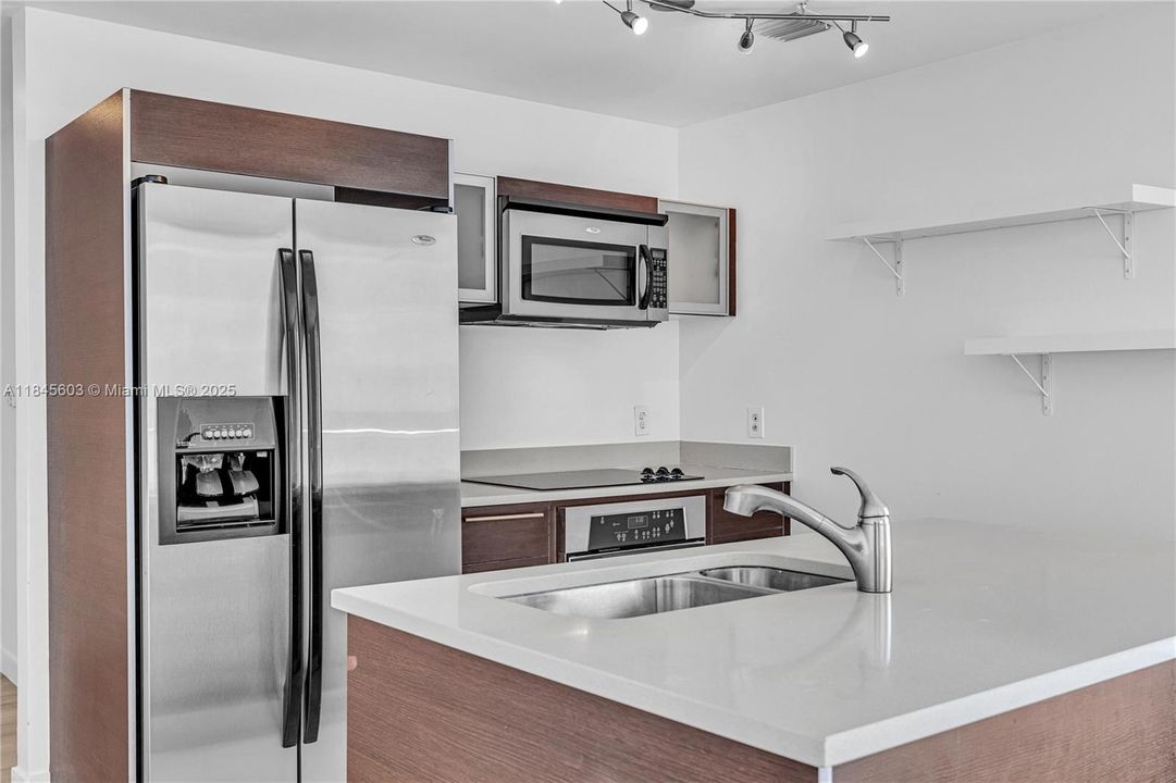 Active With Contract: $398,000 (1 beds, 1 baths, 651 Square Feet)