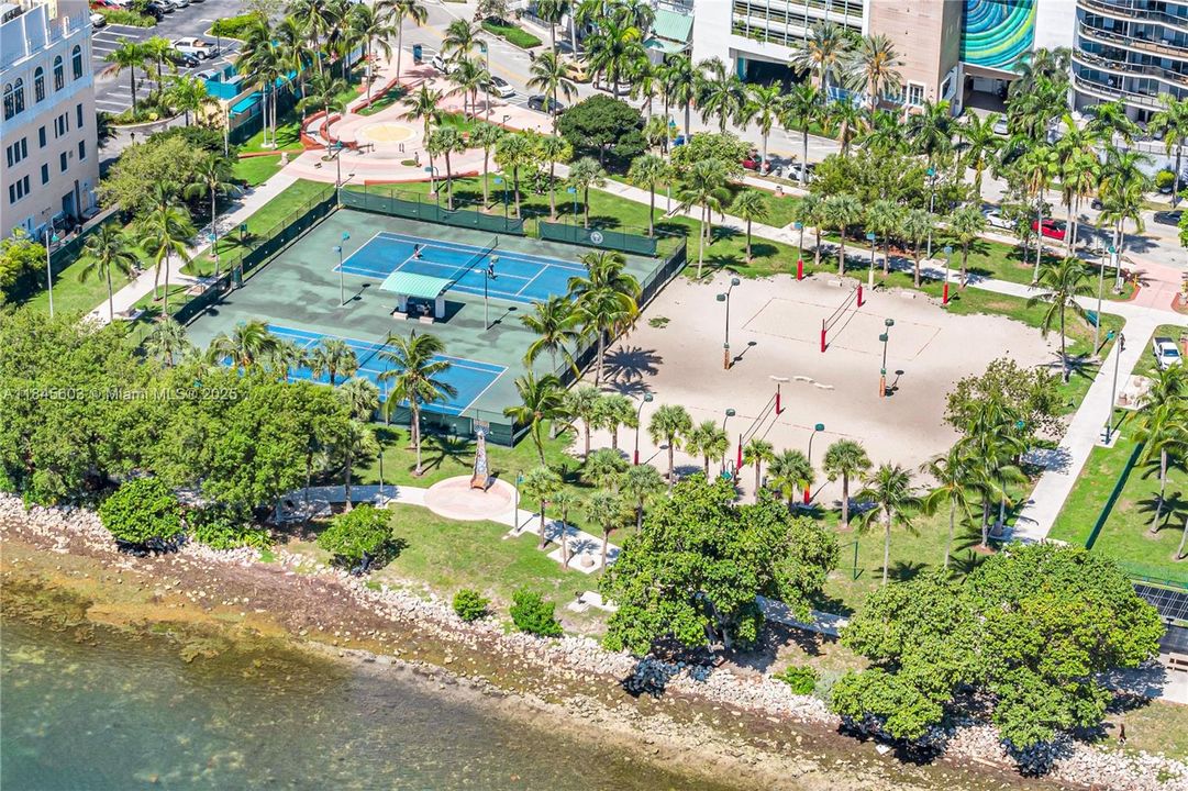 Active With Contract: $398,000 (1 beds, 1 baths, 651 Square Feet)