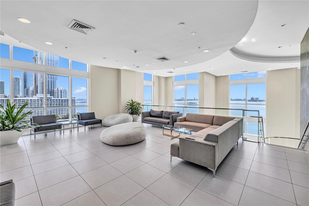 Active With Contract: $398,000 (1 beds, 1 baths, 651 Square Feet)