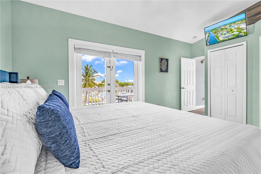 For Sale: $1,399,900 (3 beds, 3 baths, 1481 Square Feet)