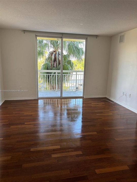 Recently Sold: $285,000 (2 beds, 2 baths, 882 Square Feet)