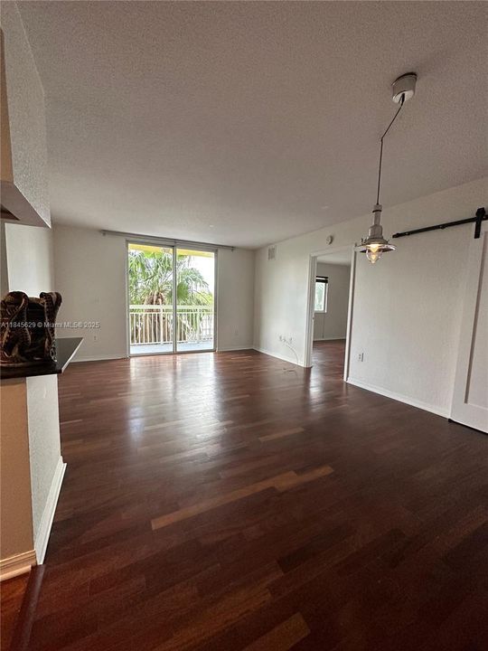 Recently Sold: $285,000 (2 beds, 2 baths, 882 Square Feet)