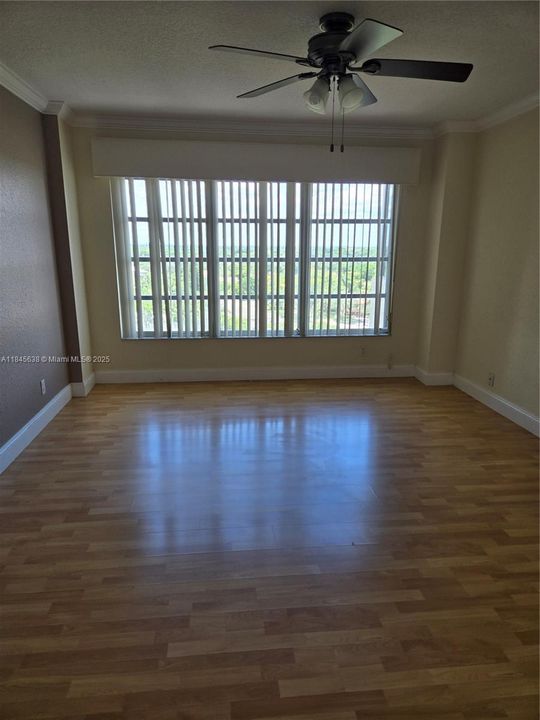 Active With Contract: $125,000 (1 beds, 1 baths, 900 Square Feet)