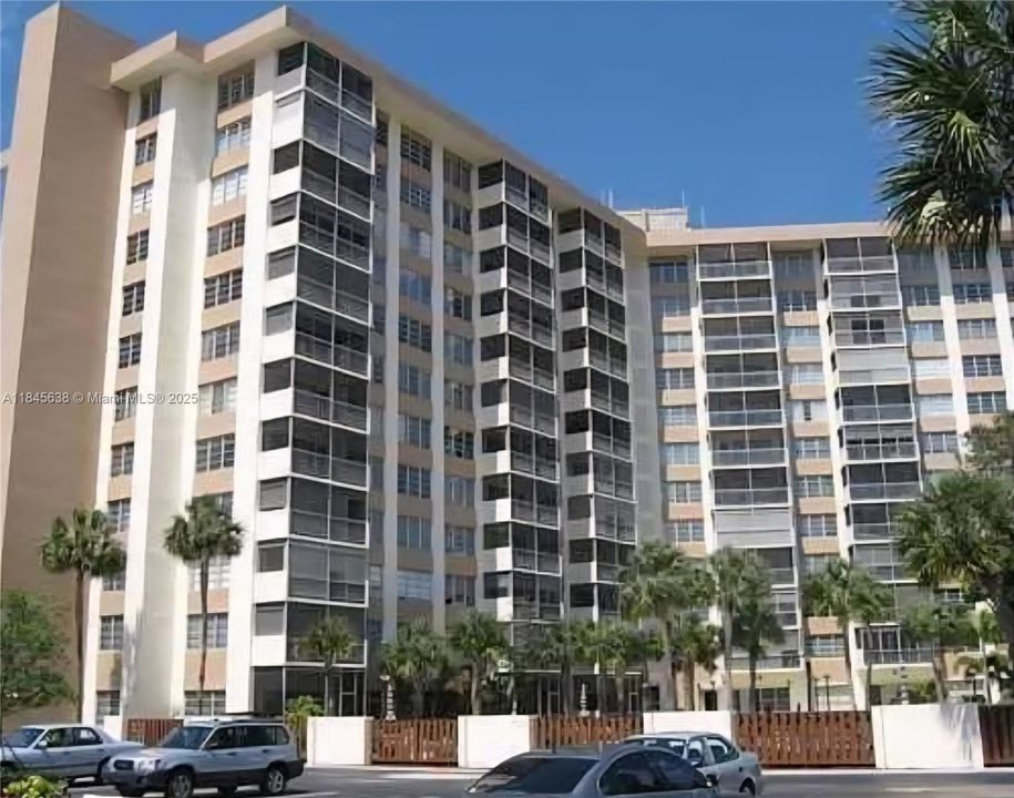 Active With Contract: $125,000 (1 beds, 1 baths, 900 Square Feet)