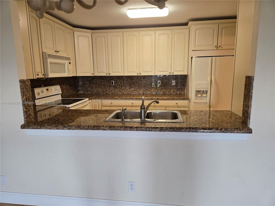 Active With Contract: $125,000 (1 beds, 1 baths, 900 Square Feet)