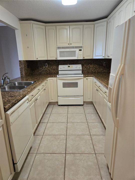 Active With Contract: $125,000 (1 beds, 1 baths, 900 Square Feet)