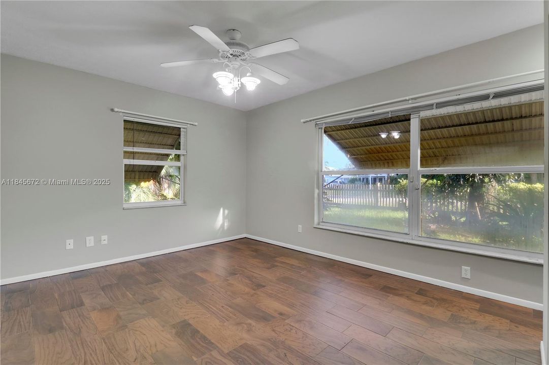 最近售出: $650,000 (4 贝兹, 3 浴室, 2935 平方英尺)