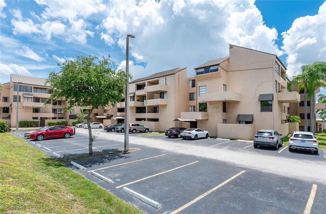 Под контрактом: $244,900 (2 спален, 1 ванн, 930 Квадратных фут)