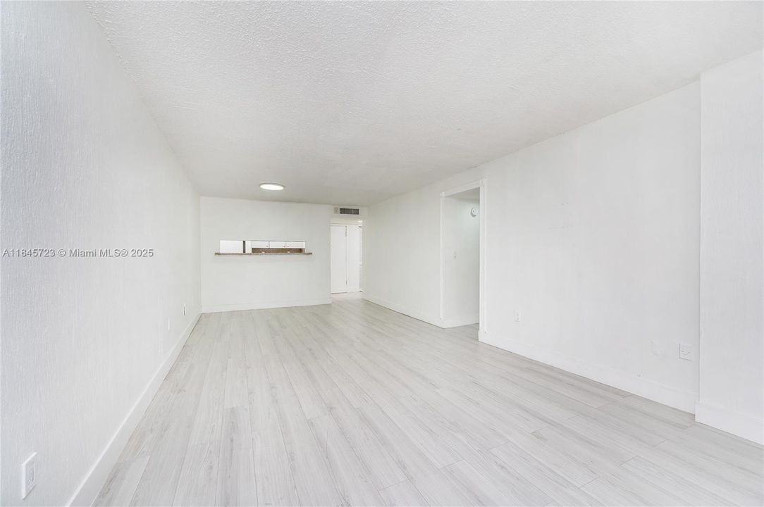 Под контрактом: $244,900 (2 спален, 1 ванн, 930 Квадратных фут)