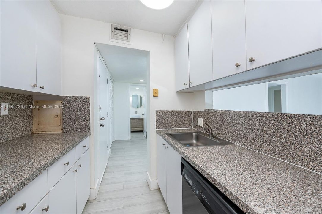 Под контрактом: $244,900 (2 спален, 1 ванн, 930 Квадратных фут)