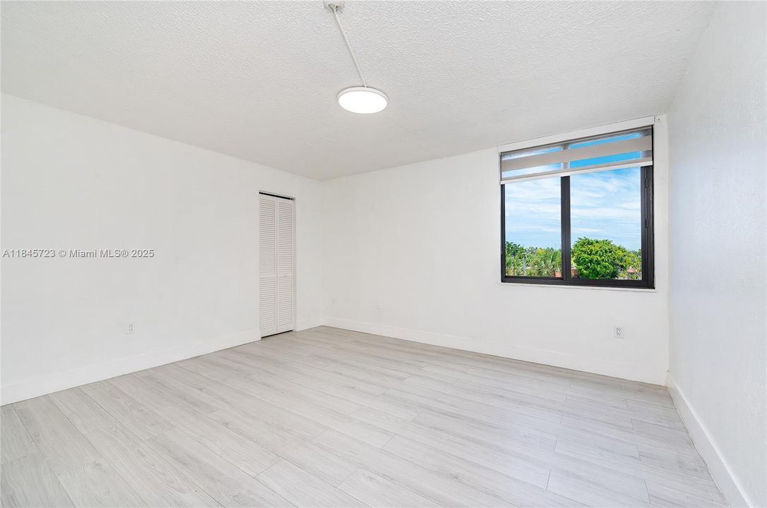 Под контрактом: $244,900 (2 спален, 1 ванн, 930 Квадратных фут)