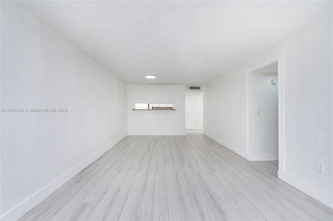 Под контрактом: $244,900 (2 спален, 1 ванн, 930 Квадратных фут)