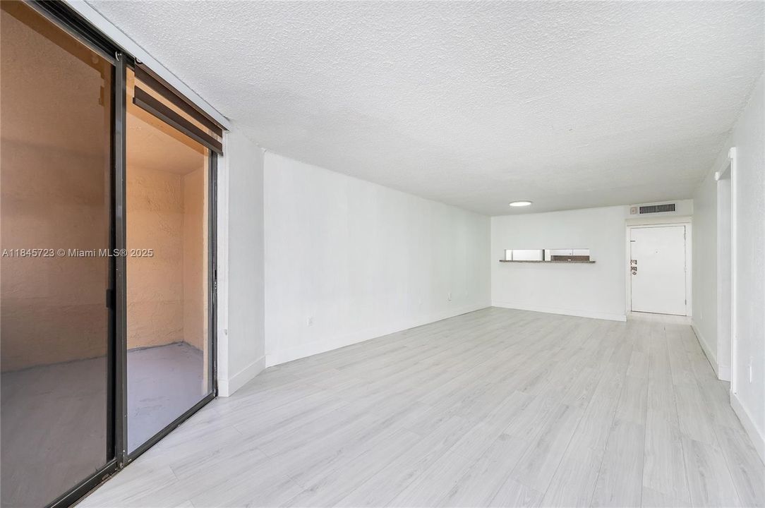 Под контрактом: $244,900 (2 спален, 1 ванн, 930 Квадратных фут)