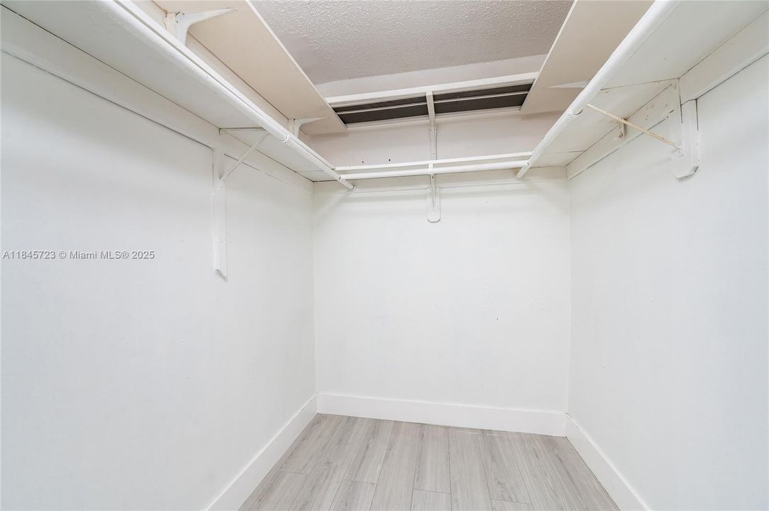 Под контрактом: $244,900 (2 спален, 1 ванн, 930 Квадратных фут)