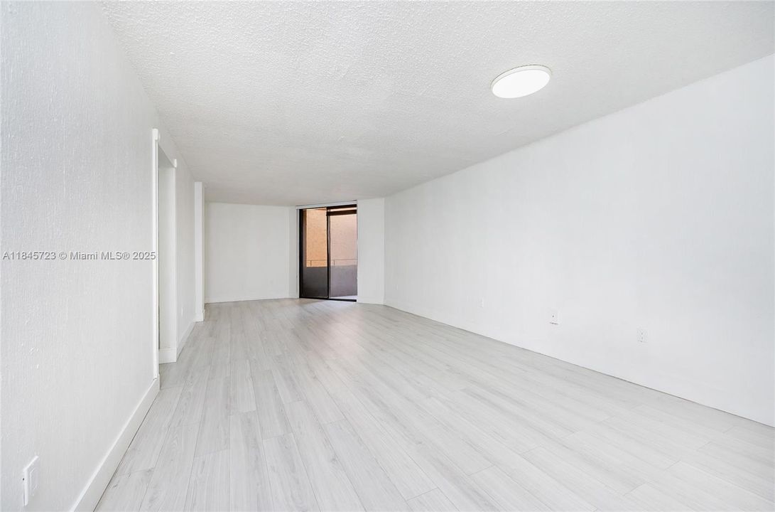 Под контрактом: $244,900 (2 спален, 1 ванн, 930 Квадратных фут)