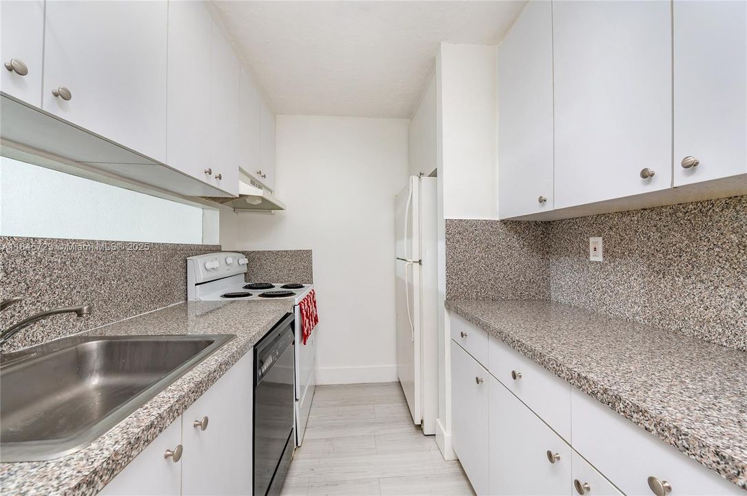 Под контрактом: $244,900 (2 спален, 1 ванн, 930 Квадратных фут)