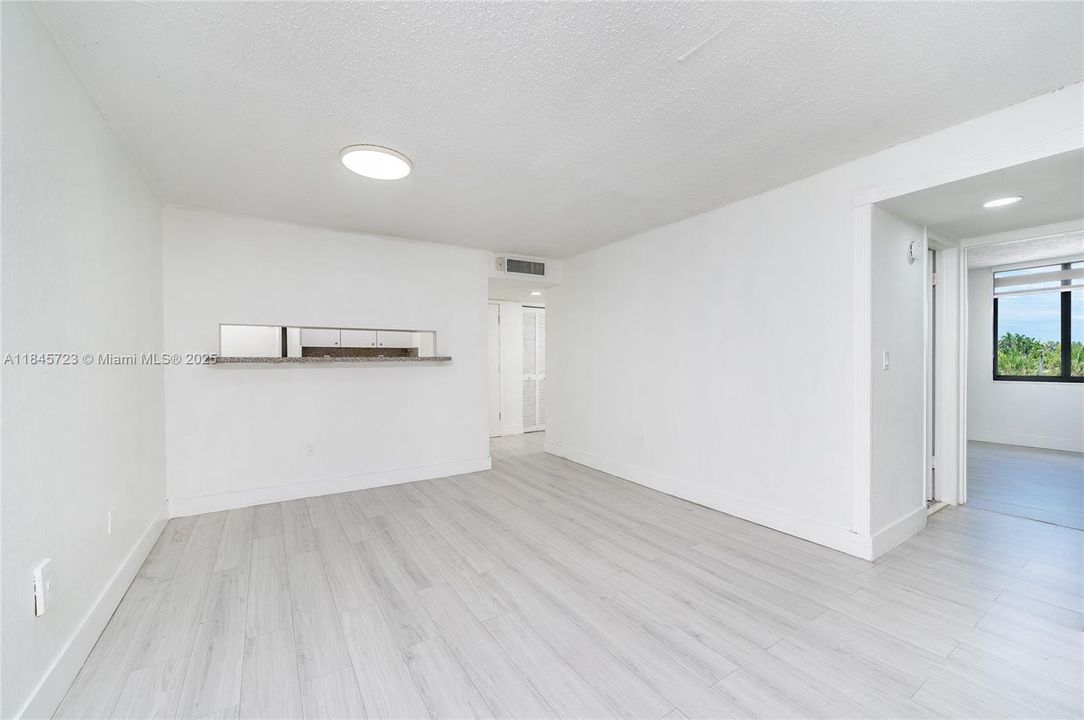 Под контрактом: $244,900 (2 спален, 1 ванн, 930 Квадратных фут)