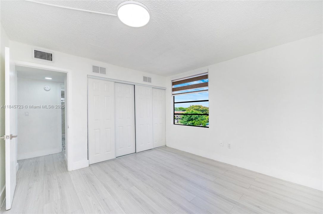 Под контрактом: $244,900 (2 спален, 1 ванн, 930 Квадратных фут)