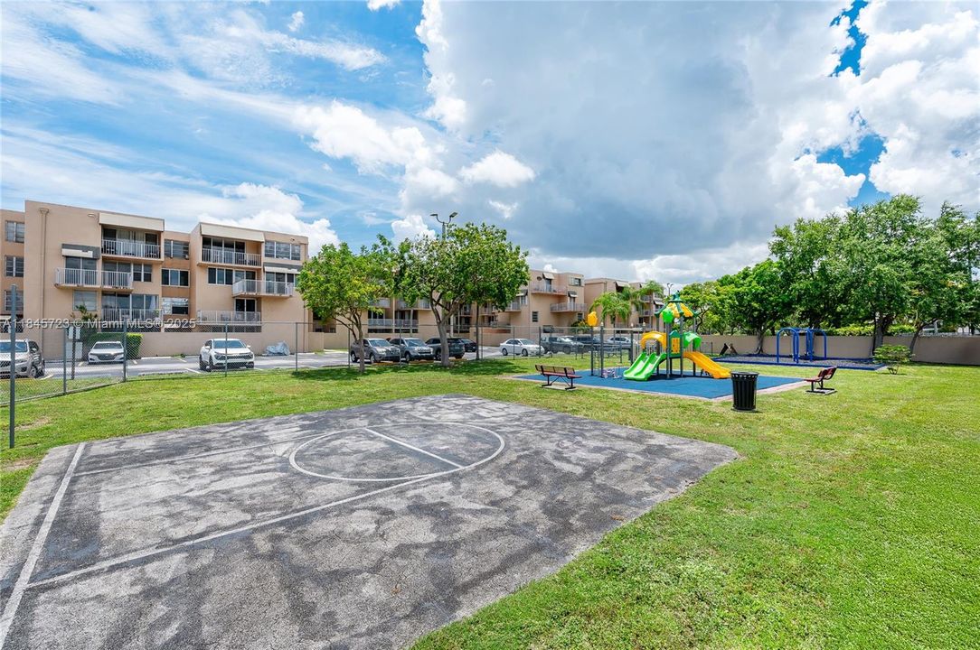 Под контрактом: $244,900 (2 спален, 1 ванн, 930 Квадратных фут)