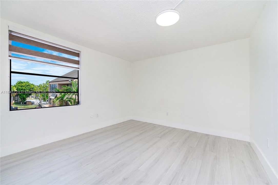 Под контрактом: $244,900 (2 спален, 1 ванн, 930 Квадратных фут)