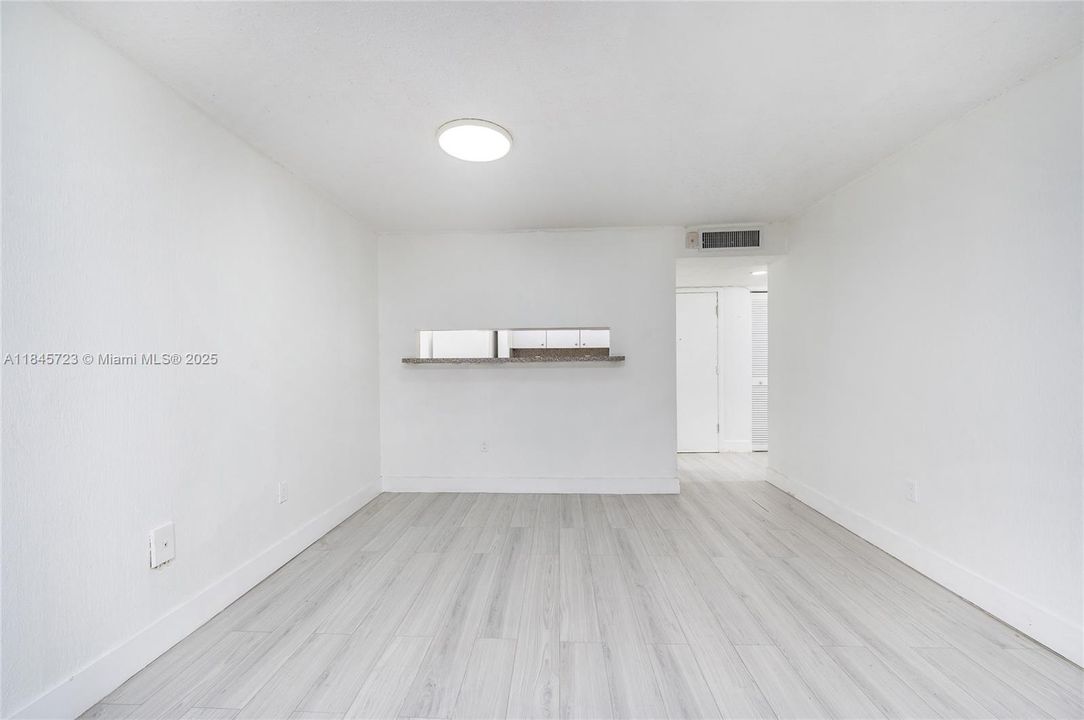 Под контрактом: $244,900 (2 спален, 1 ванн, 930 Квадратных фут)