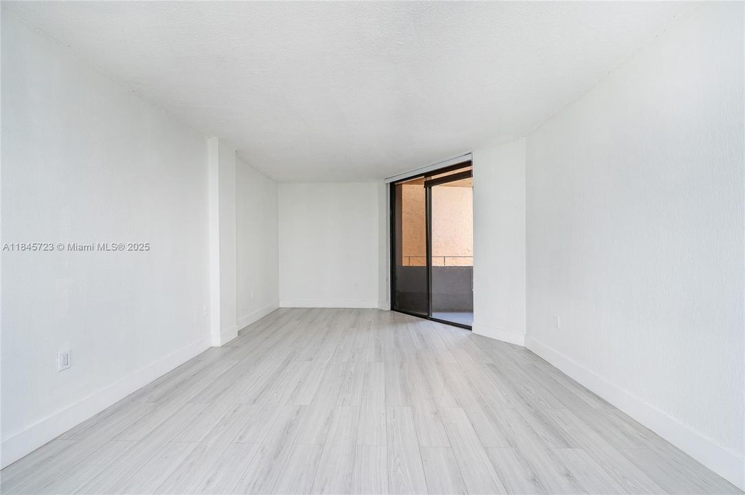 Под контрактом: $244,900 (2 спален, 1 ванн, 930 Квадратных фут)