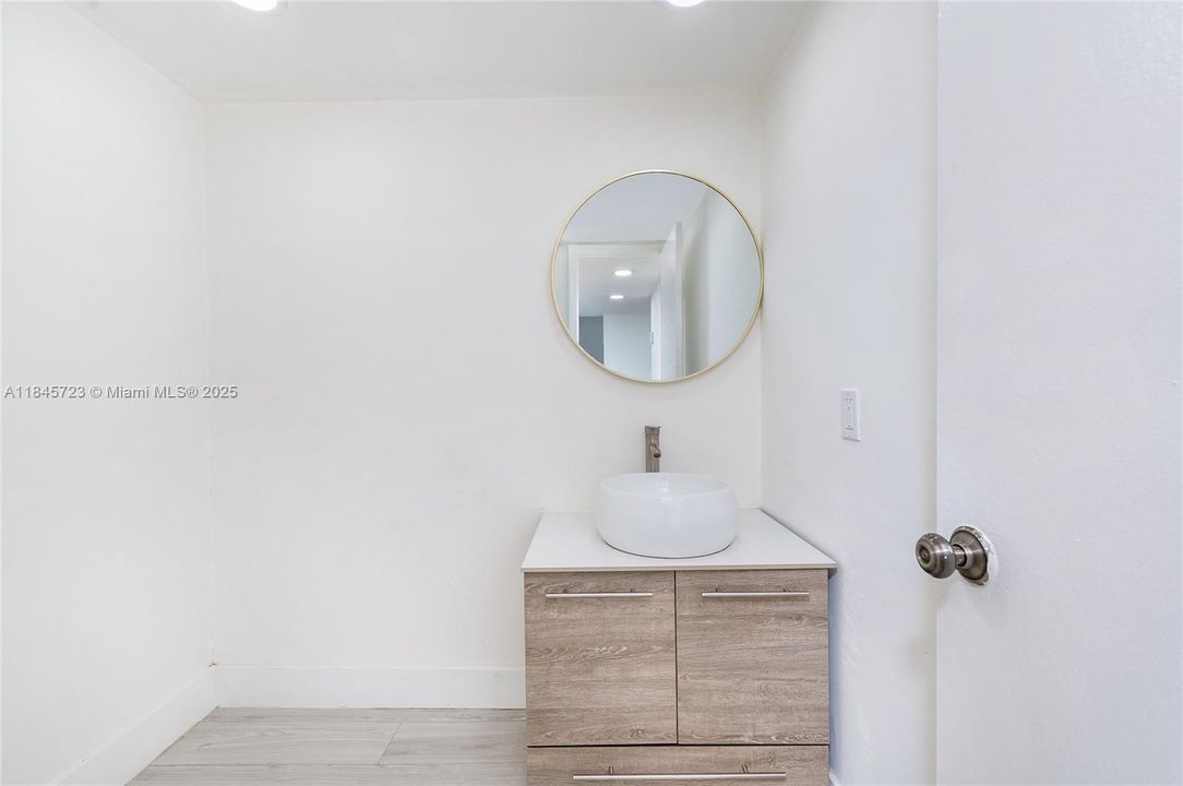 Под контрактом: $244,900 (2 спален, 1 ванн, 930 Квадратных фут)