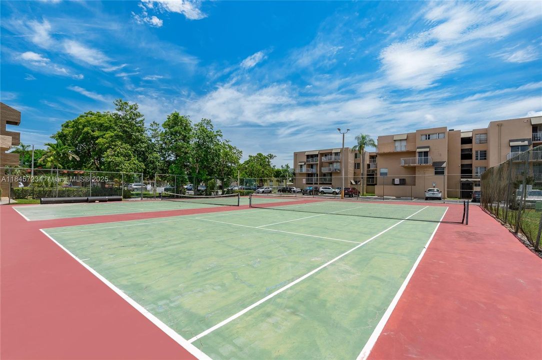 Под контрактом: $244,900 (2 спален, 1 ванн, 930 Квадратных фут)