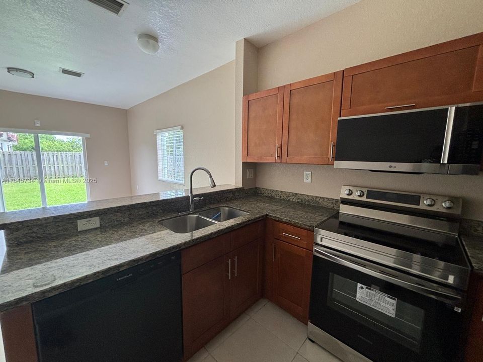 Недавно арендовано: $3,250 (3 спален, 2 ванн, 1083 Квадратных фут)