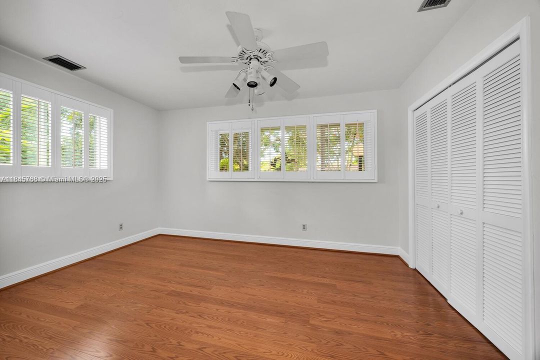 合同活跃: $1,099,999 (4 贝兹, 3 浴室, 2029 平方英尺)