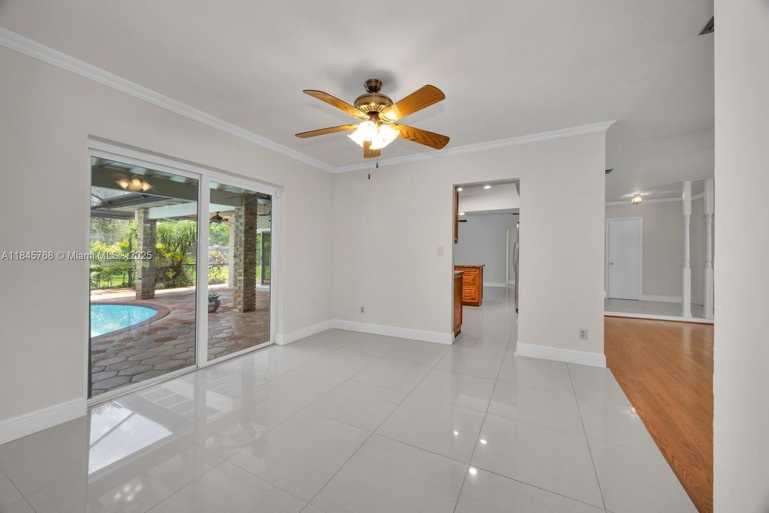 合同活跃: $1,099,999 (4 贝兹, 3 浴室, 2029 平方英尺)