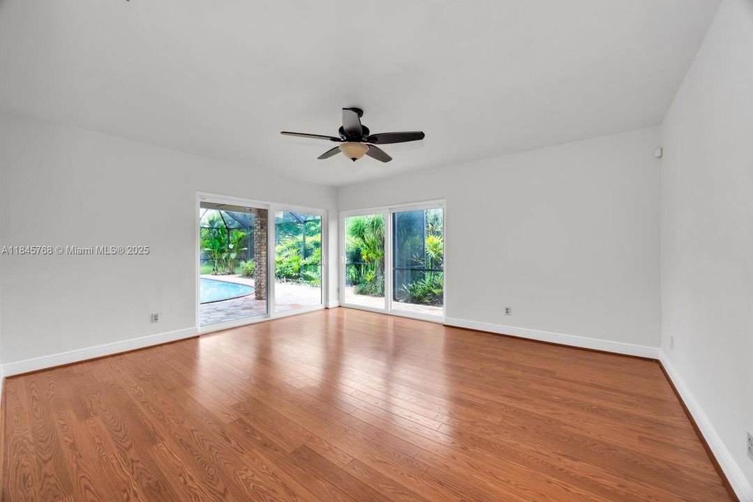 合同活跃: $1,099,999 (4 贝兹, 3 浴室, 2029 平方英尺)