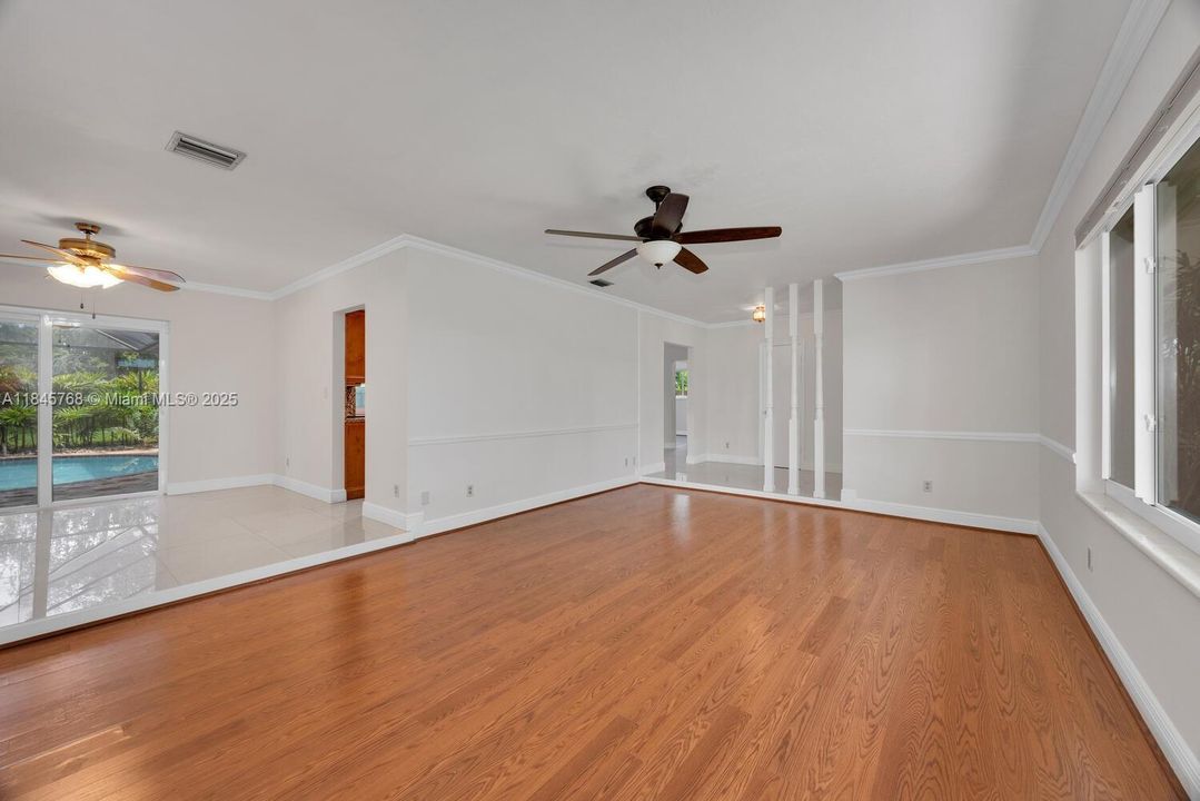 合同活跃: $1,099,999 (4 贝兹, 3 浴室, 2029 平方英尺)