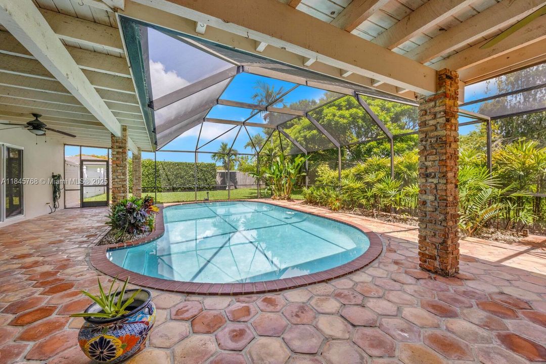 合同活跃: $1,099,999 (4 贝兹, 3 浴室, 2029 平方英尺)