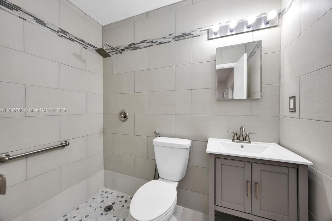 合同活跃: $1,099,999 (4 贝兹, 3 浴室, 2029 平方英尺)