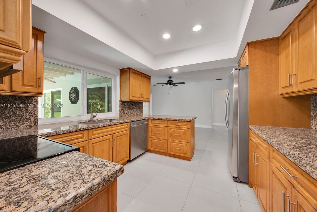 合同活跃: $1,099,999 (4 贝兹, 3 浴室, 2029 平方英尺)