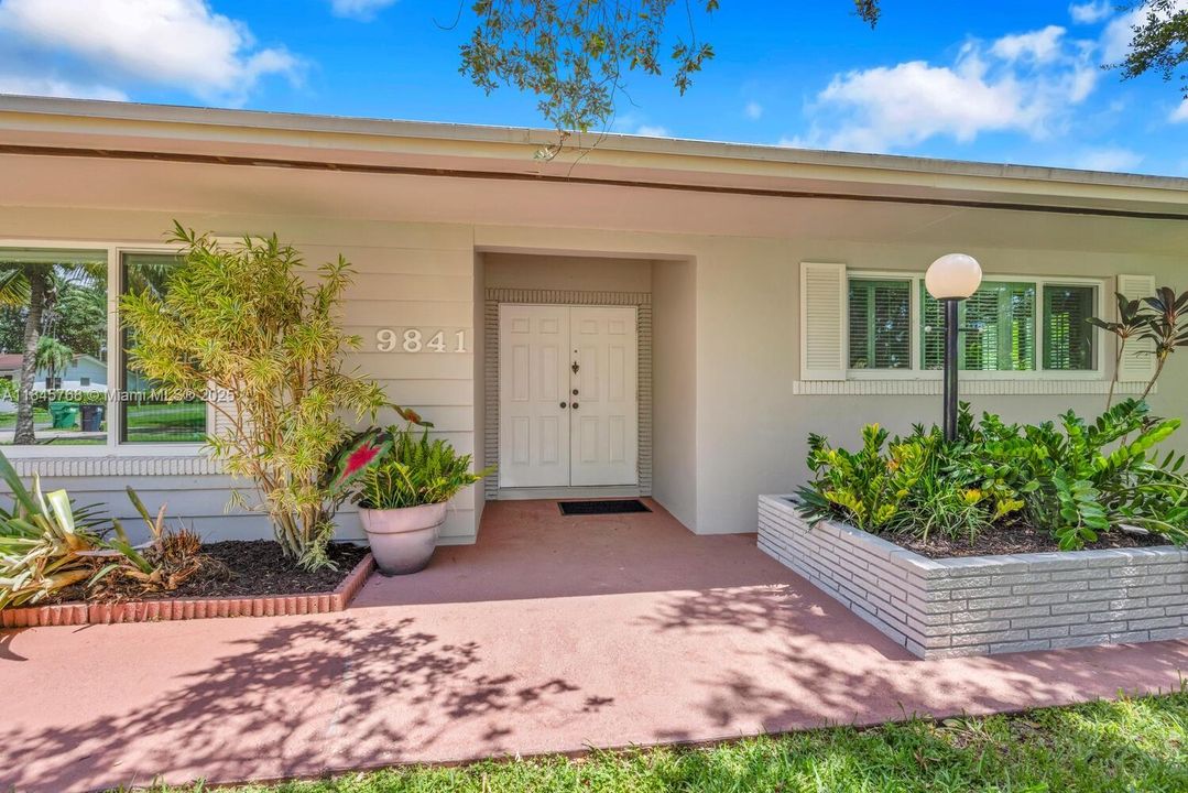 合同活跃: $1,099,999 (4 贝兹, 3 浴室, 2029 平方英尺)