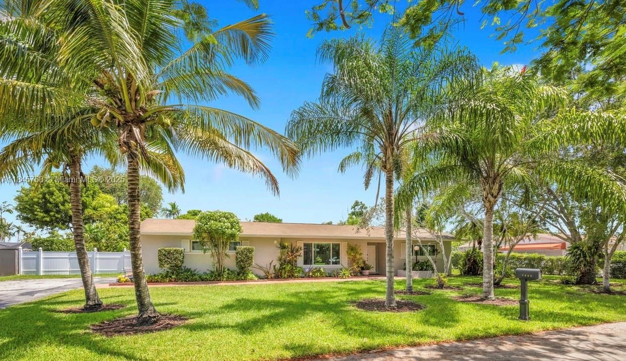 合同活跃: $1,099,999 (4 贝兹, 3 浴室, 2029 平方英尺)