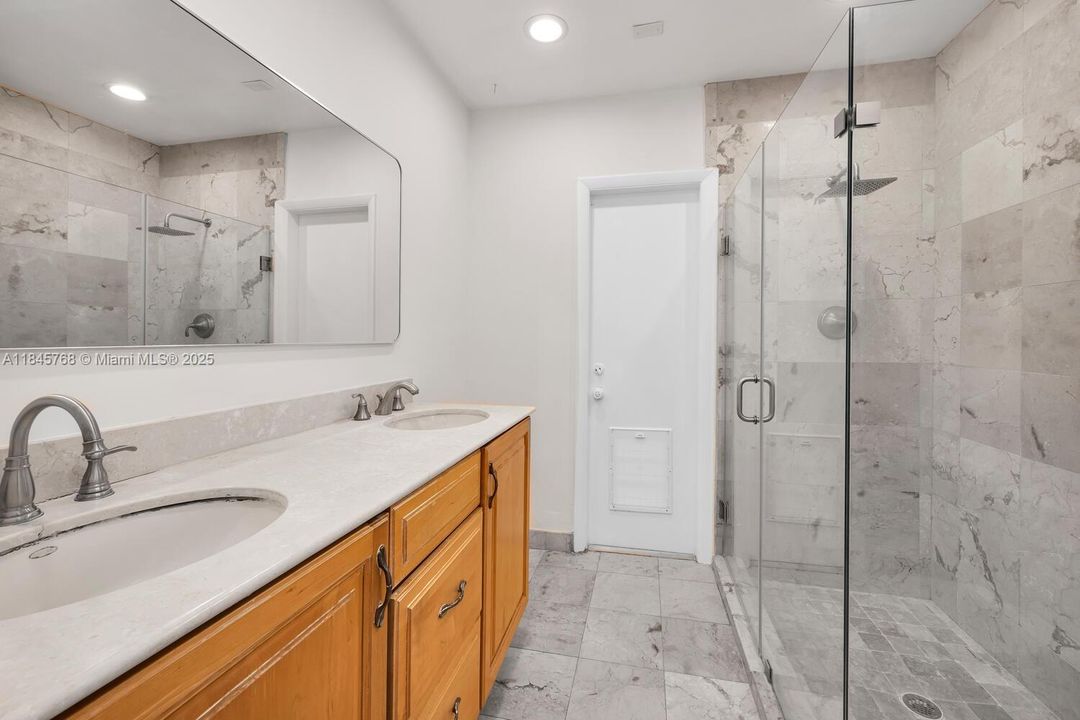 合同活跃: $1,099,999 (4 贝兹, 3 浴室, 2029 平方英尺)