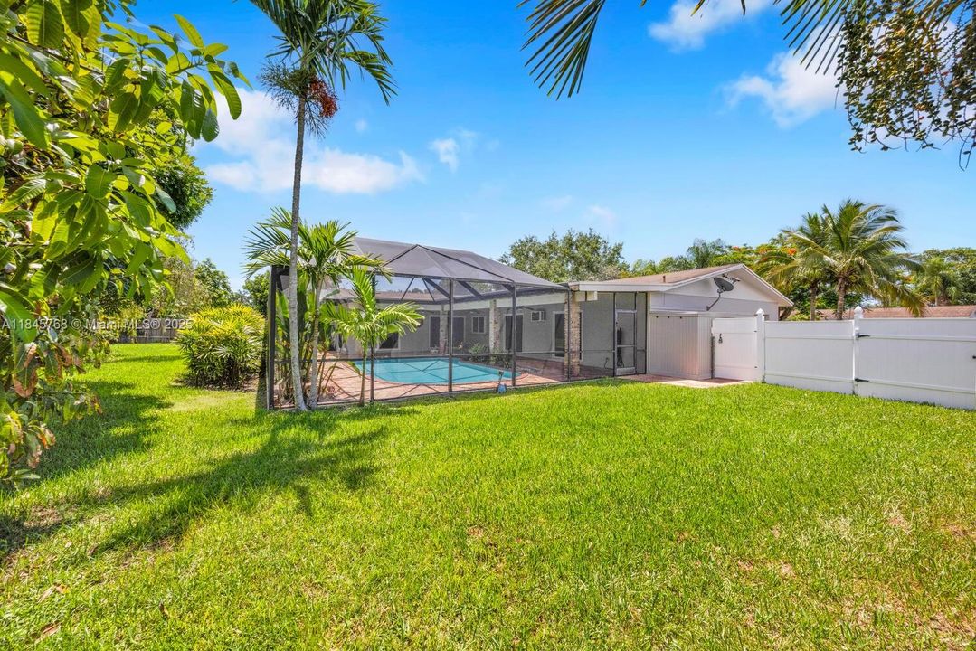 合同活跃: $1,099,999 (4 贝兹, 3 浴室, 2029 平方英尺)