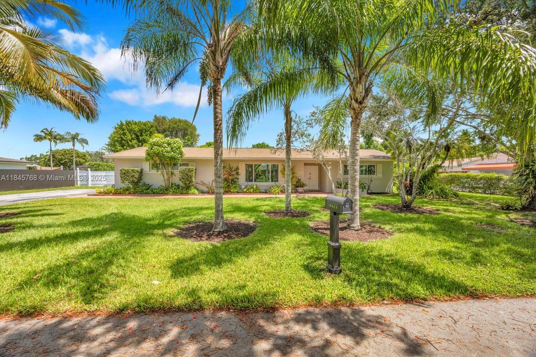 合同活跃: $1,099,999 (4 贝兹, 3 浴室, 2029 平方英尺)