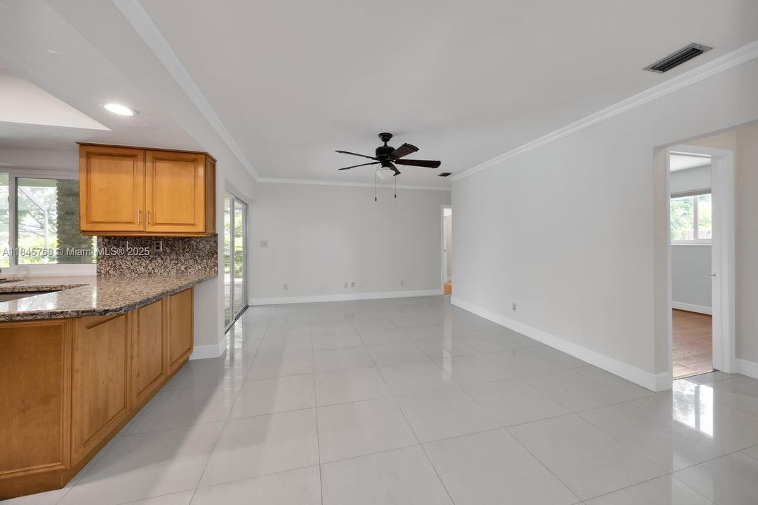 合同活跃: $1,099,999 (4 贝兹, 3 浴室, 2029 平方英尺)