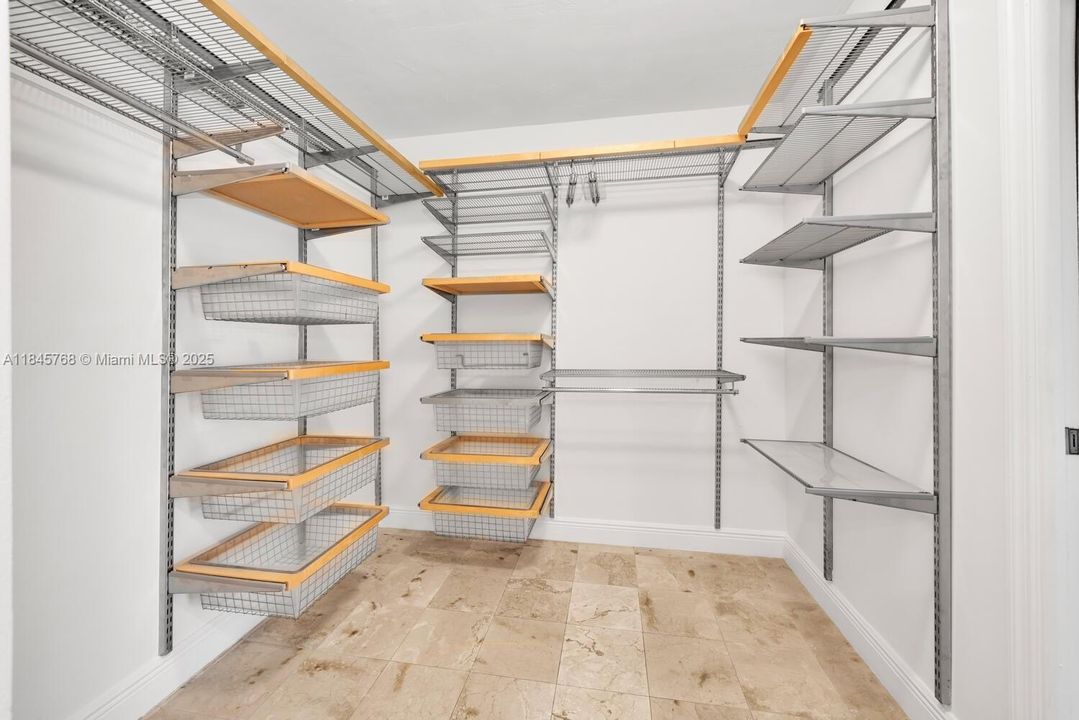 合同活跃: $1,099,999 (4 贝兹, 3 浴室, 2029 平方英尺)